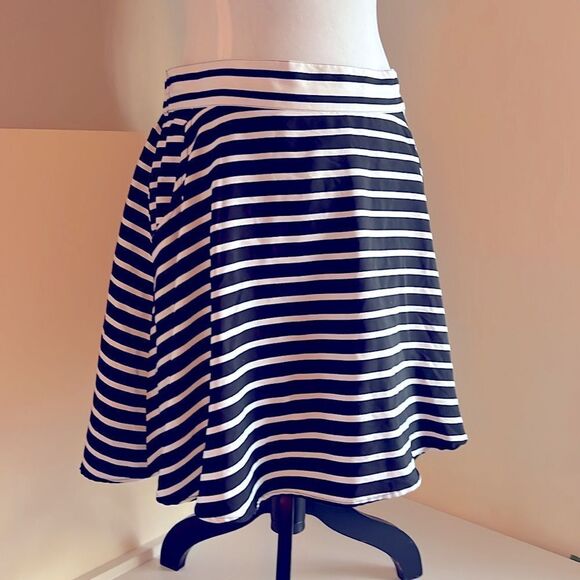 Vanity Women’s Large Black White Stripe Modern Skater Mini Skirt with Pockets! - Picture 2 of 7